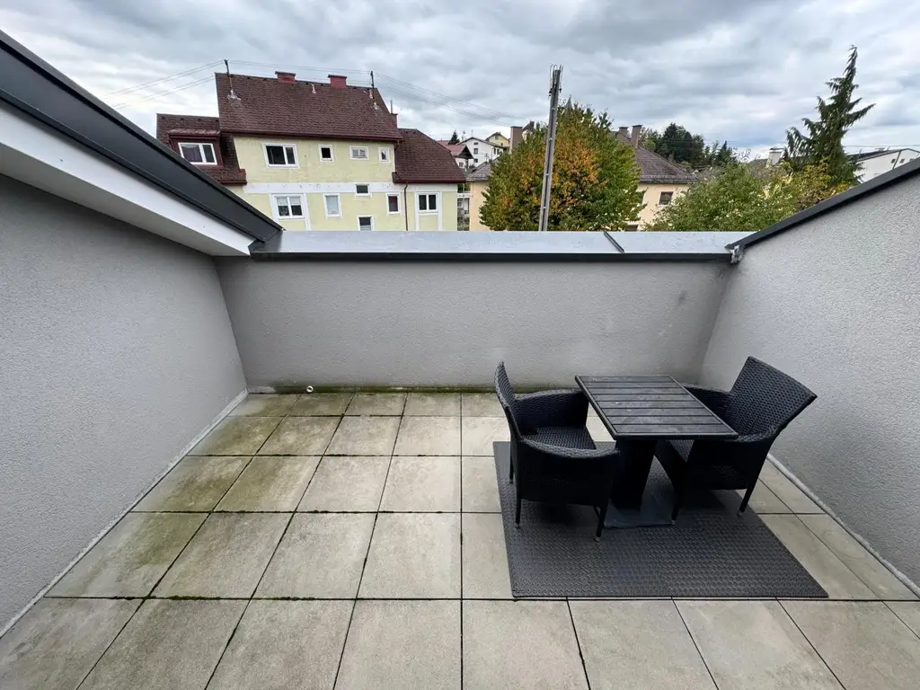 Moderne Reihenhausvilla mit Studio im DG und XXL-Dachterrasse, Carport und KFZ-Abstellplatz in Zentrumsnähe von Vöcklabruck