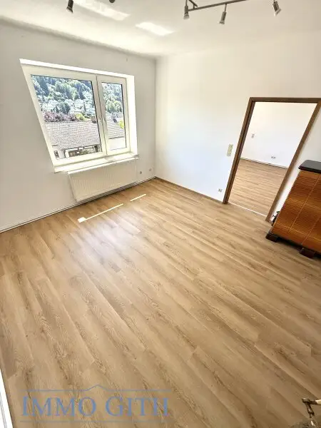 RUHIGE 74 m² 3-ZIMMER-WOHNUNG IM OBERGESCHOSS EINES ZWEIFAMILIENHAUSES MIT GARTENFLÄCHE, ABSTELLRAUM & PARKPLATZ ZU MIETEN!