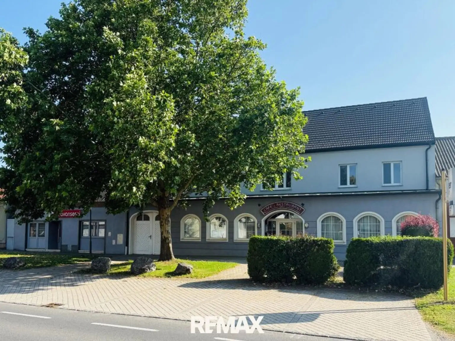 Strassenansicht mit Parkplätzen