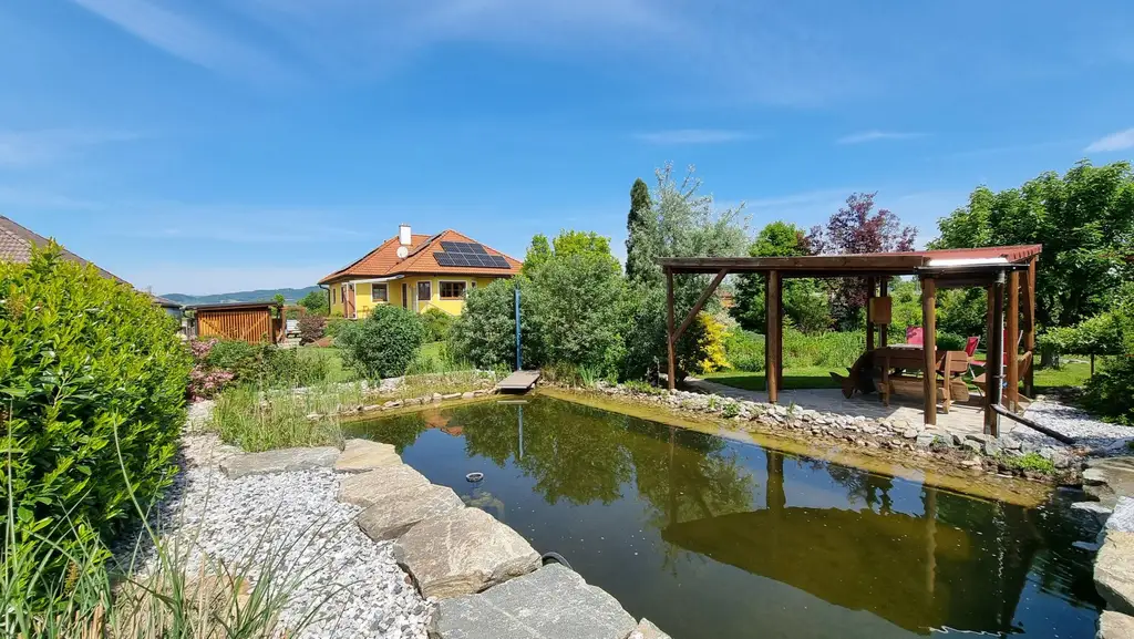 Charmanter Bungalow mit großem Garten, Photovoltaik & Teichanlage
