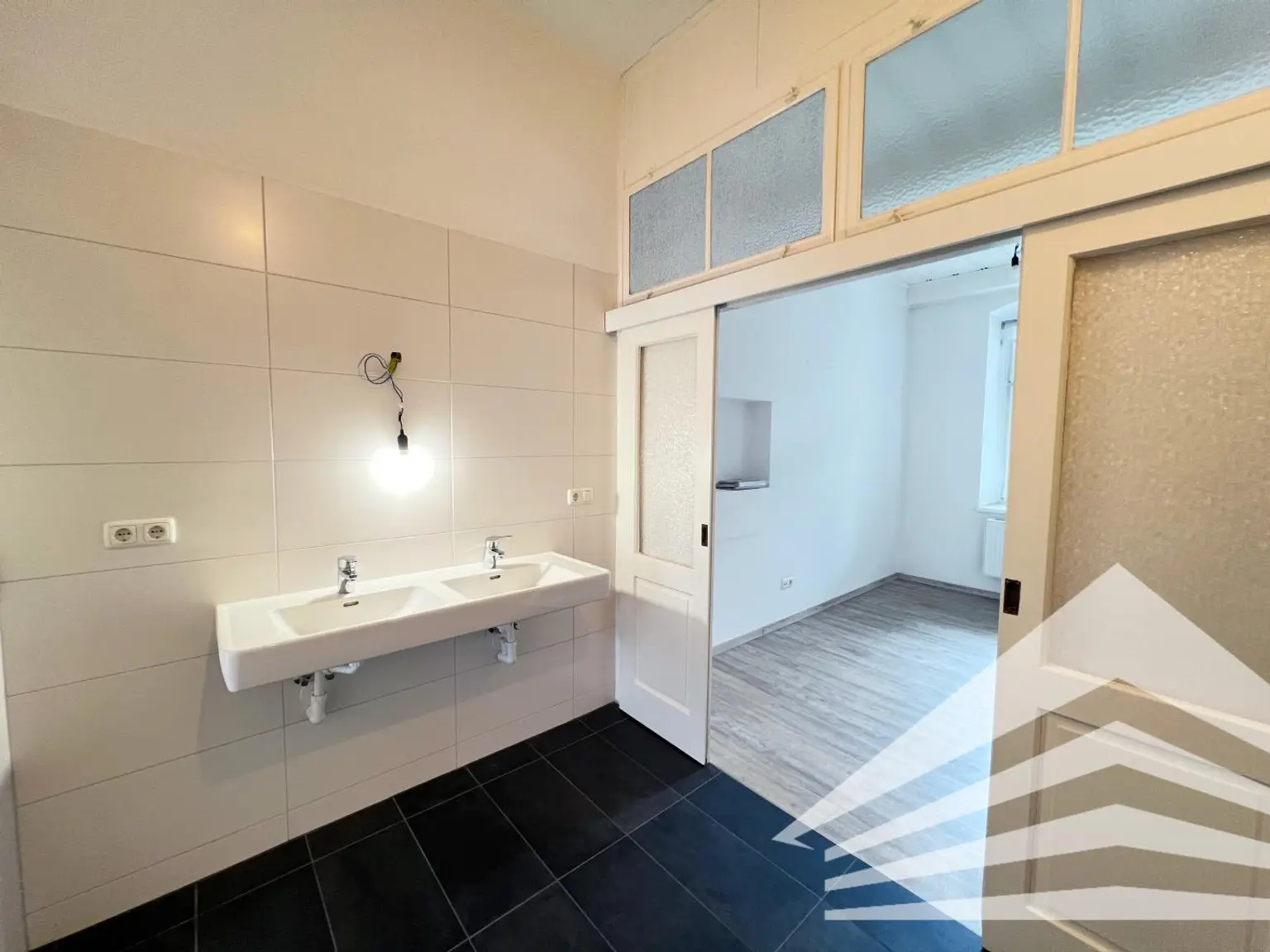 Wunderschöne 3 Zimmer-Altbauwohnung mit Küche und großem Balkon im Linzer Zentrum!