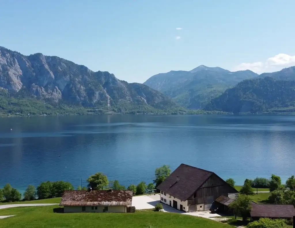 ATTERSEE: UNIKAT: Bauernhaus mit Gästehaus und Seezugang