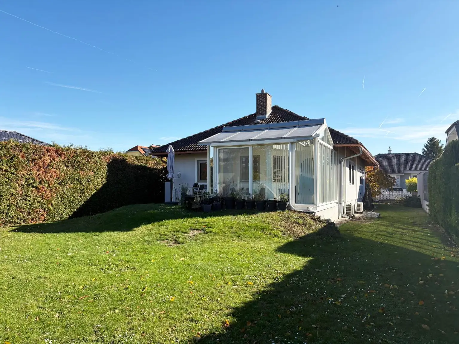 "BUNGALOW mit Pool - WohnGENUSS auf einer Ebene!"