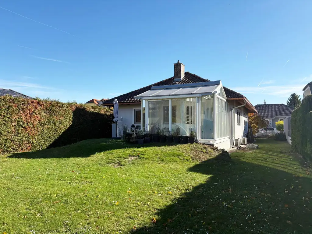 "BUNGALOW mit Pool - WohnGENUSS auf einer Ebene!"