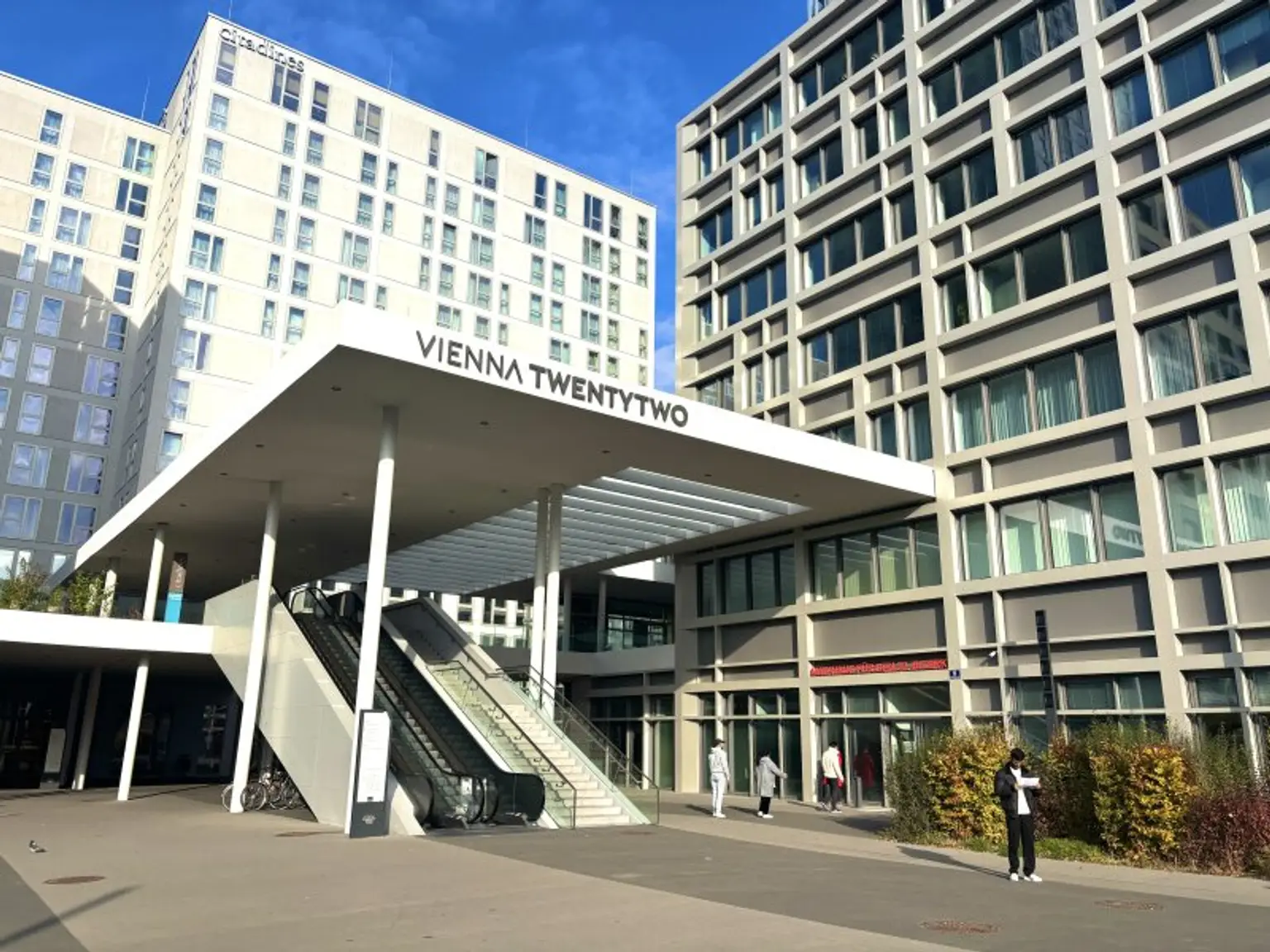 U-Bahn-Station KAGRAN U1 I Stilvolle Wohnung mit Loggia I Rooftop POOL & SAUNA I Fitnessraum