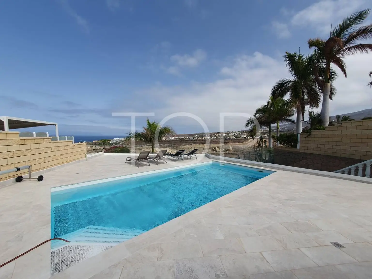 VILLA-EL-DUQUE-DORMITORIO-INDEPENDIENTE-TERRAZA-PISCINA