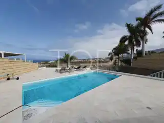 VILLA-EL-DUQUE-DORMITORIO-INDEPENDIENTE-TERRAZA-PISCINA