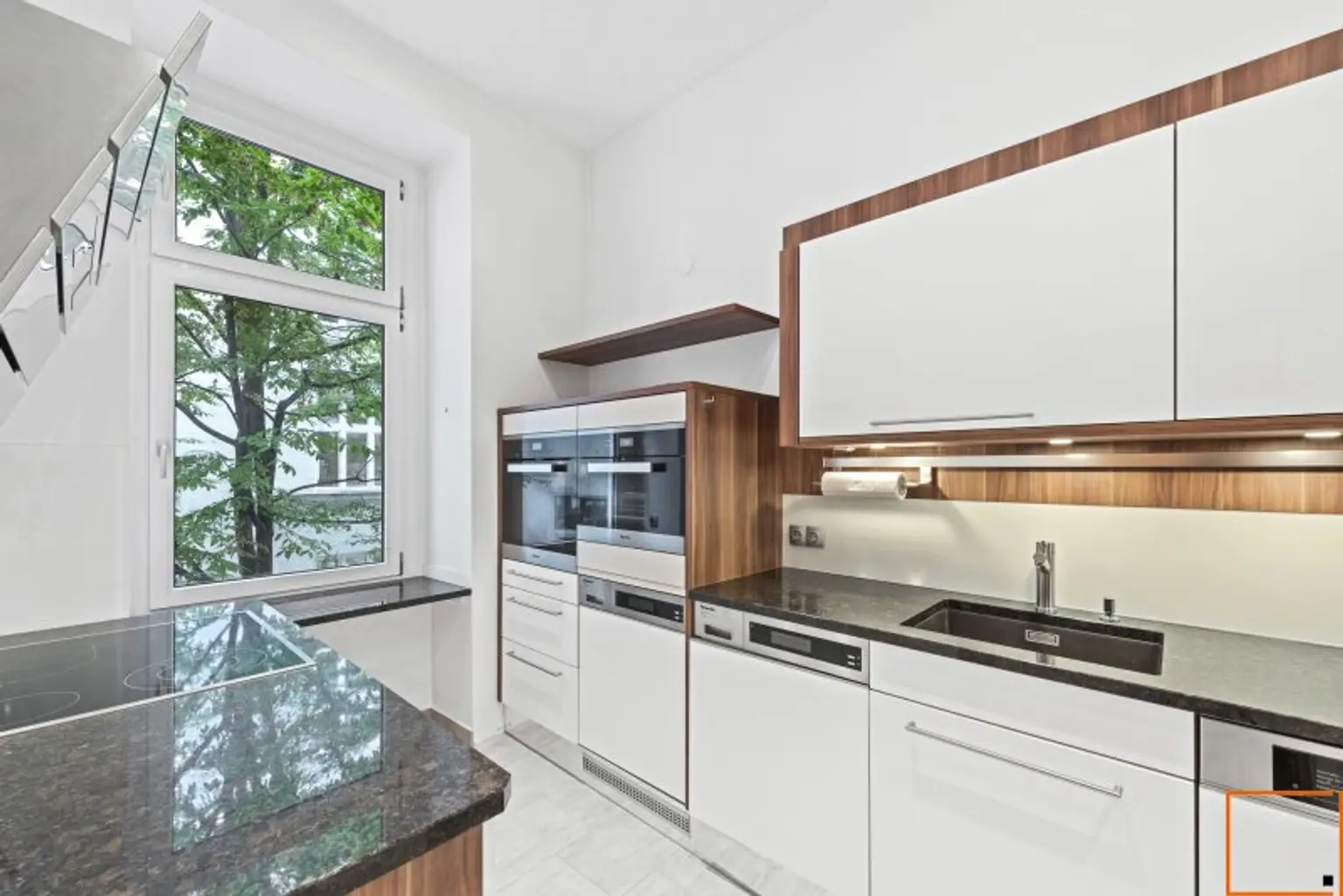 In Bestlage nahe Karmelitermarkt: Zentral begehbare Maisonette-Altbauwohnung in sehr gepflegtem Zustand und freiem Blick