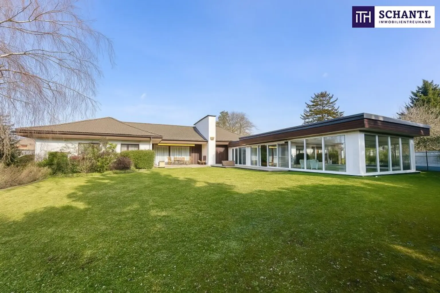 Traumhafter Bungalow mit Indoor-Pool, Weinkeller & großem Garten auf Eigengrund