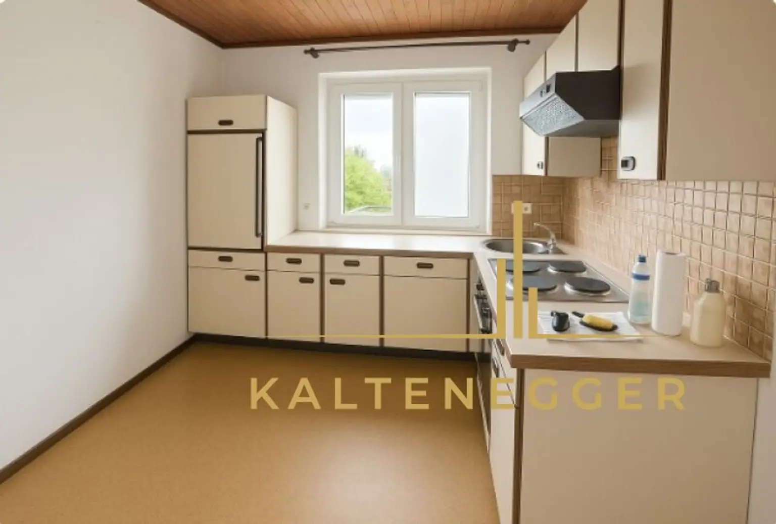Sanierungsbedürftige 3-Zimmer-Wohnung mit Loggia