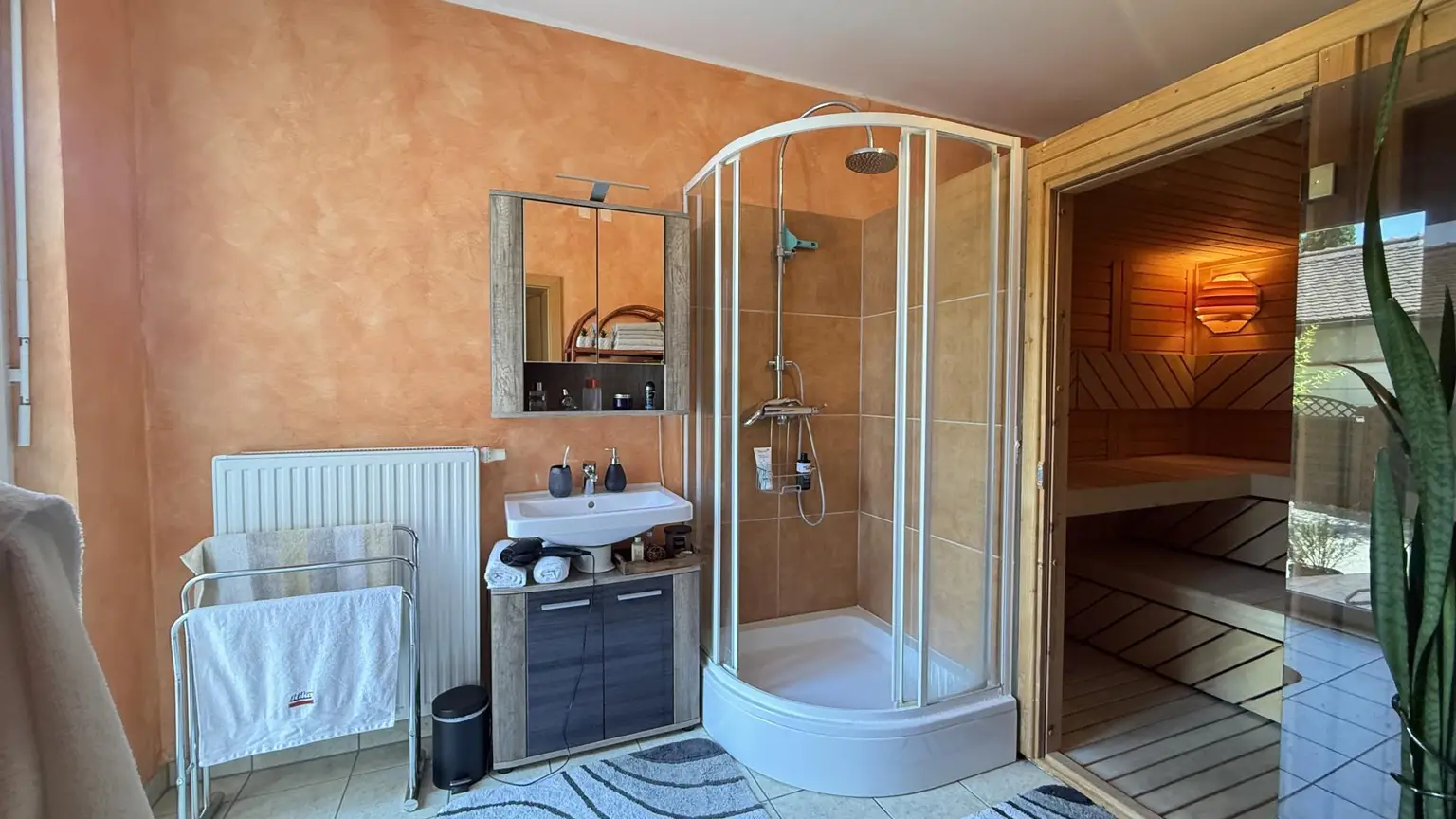 Badezimmer mit Sauna und Ausgang auf die Terrasse