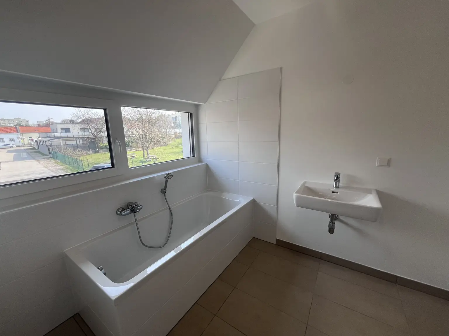 Erstbezug !! Traumhafte Doppelhaushälfte , Wohnkeller  mit Garten und 2 Stellplätzen!