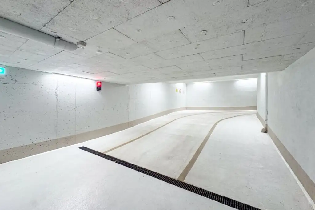 ZENTRUM FUSSLÄUFIG | Neuwertige Wohnung mit Garten und Tiefgarage, fußläufig zum Markt und zur Innenstadt