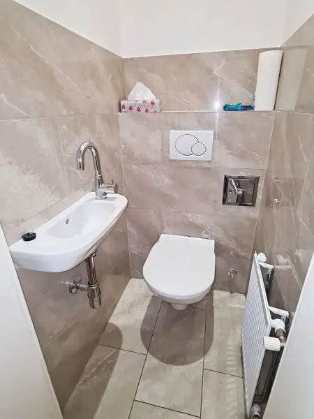 AM GRABEN-NÄHE, 95 m2 Altbau mit Balkon, 2 Zimmer, Komplettküche, Wannenbad, Parketten, 4. Liftstock, Flügeltüren, Spiegelgasse