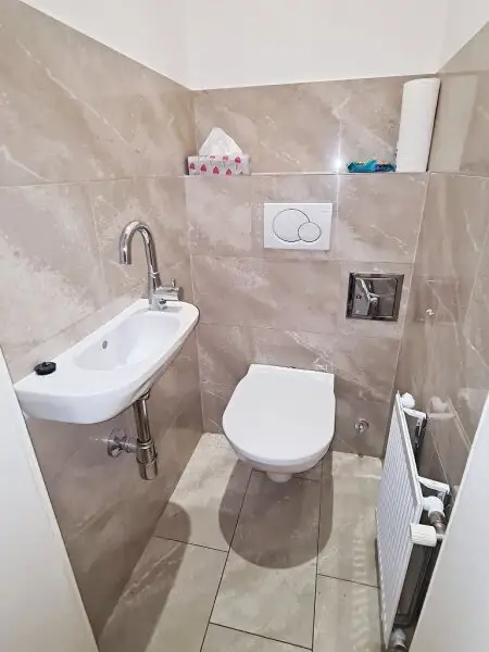 AM GRABEN-NÄHE, 95 m2 Altbau mit Balkon, 2 Zimmer, Komplettküche, Wannenbad, Parketten, 4. Liftstock, Flügeltüren, Spiegelgasse