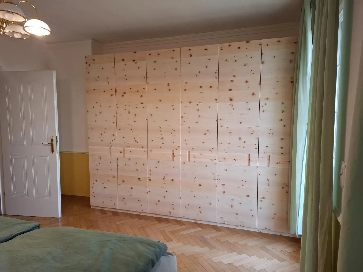 Zirbenholzschrank