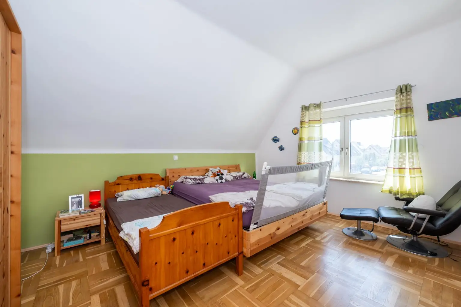 Ruhiges Schlafzimmer DG