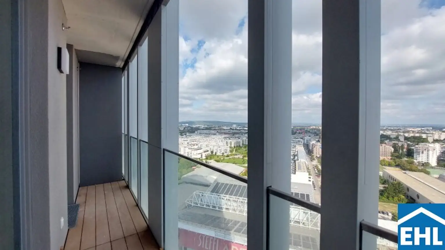 1,5-Zi.-Erstbezug mit Loggia & Rooftop Spa | TOWER HOMES im V22