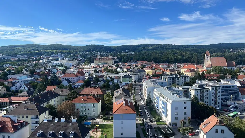 Zentrumsnahe Wohnung mit Küche, Loggia und Traumaussicht!