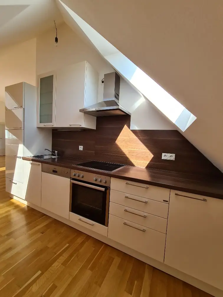 Perfekt aufgeteilte 3-Zimmer-Dachgeschosswohnung in
unmittelbarer Nähe zur Herz-Passage!