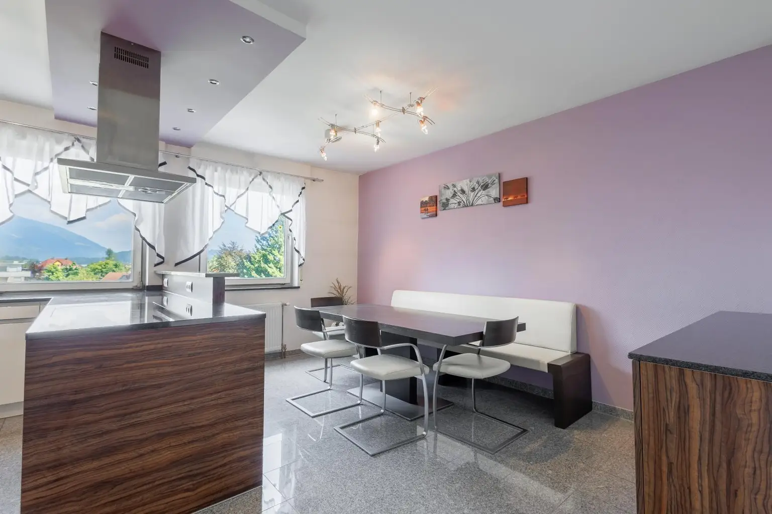 Komfortable 3-Zimmer-Wohnung mit Balkon, Tiefgarage und Klimaanlage