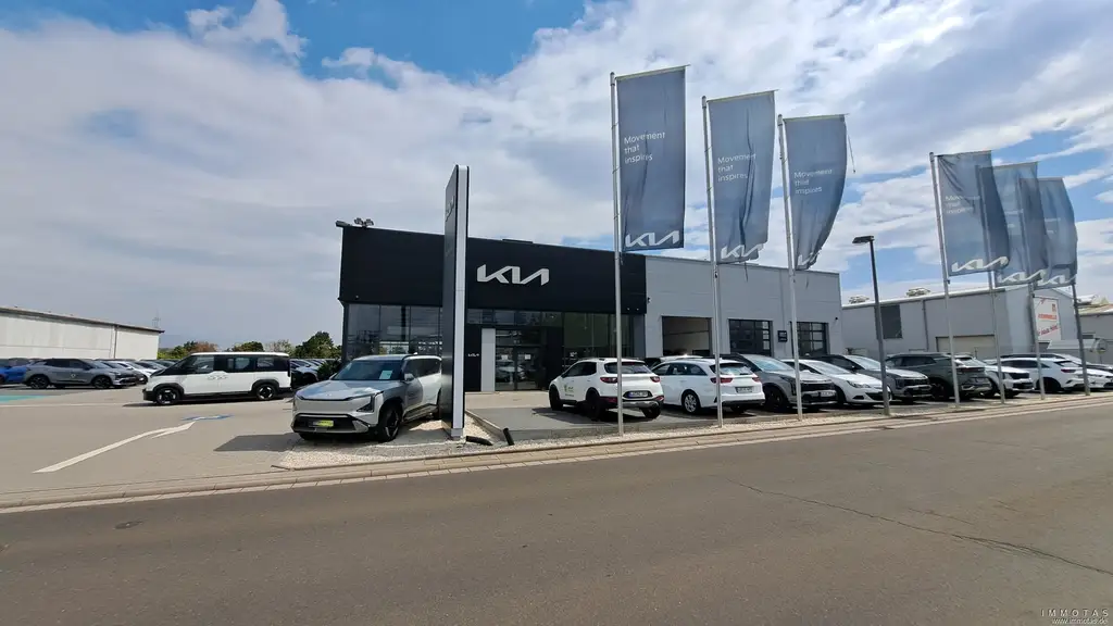 Modernes Autohaus mit Werkstatt, Lagerhalle, Ausstellungsfläche und großem Außengelände