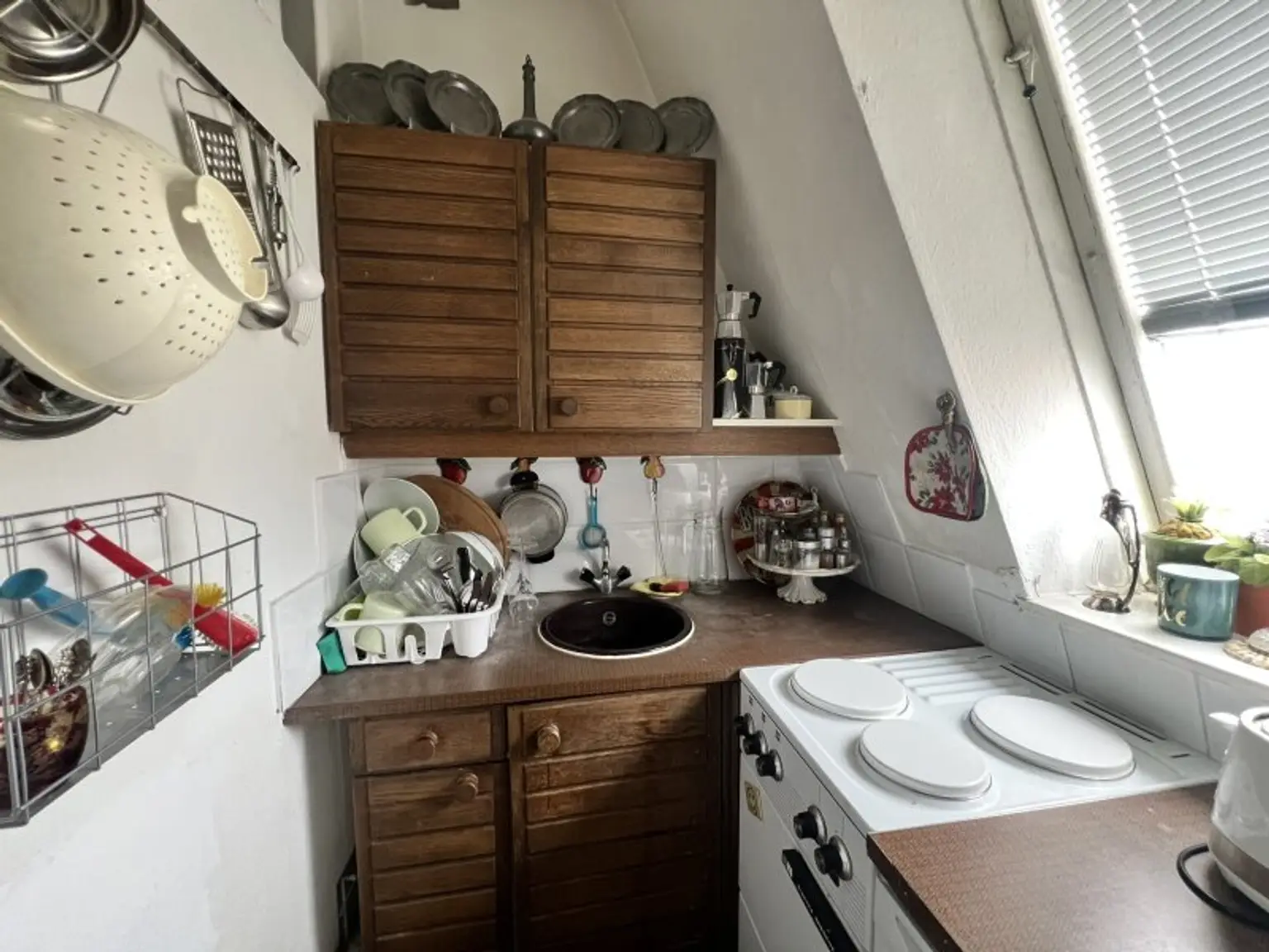 Charmante sanierungsbedürftige Dachgeschosswohnung in bester Lage direkt beim Türkenschanzpark (!)