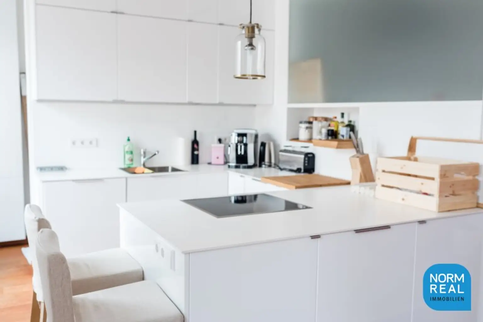 Komplett möblierte Dachgeschosswohnung mit Terrasse