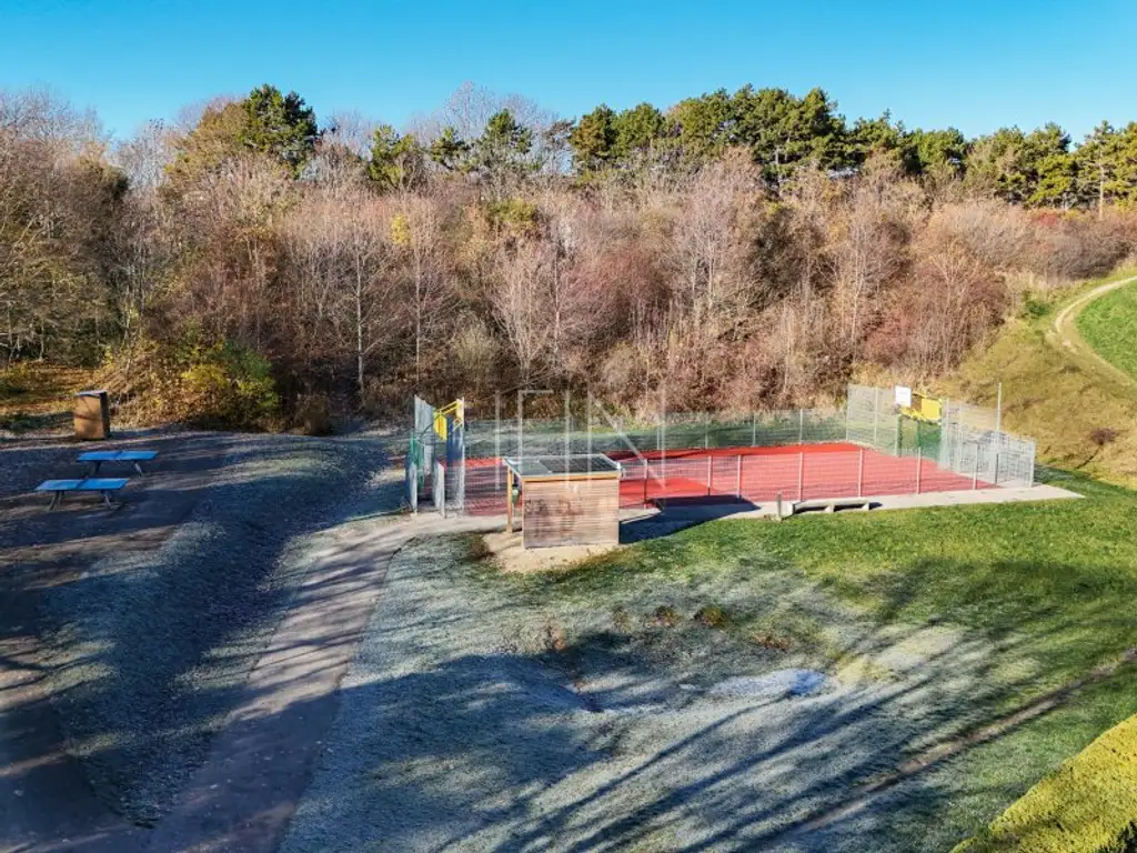 Gießhübl. Ruhe. Architektur.  Reihenhaus mit Garten