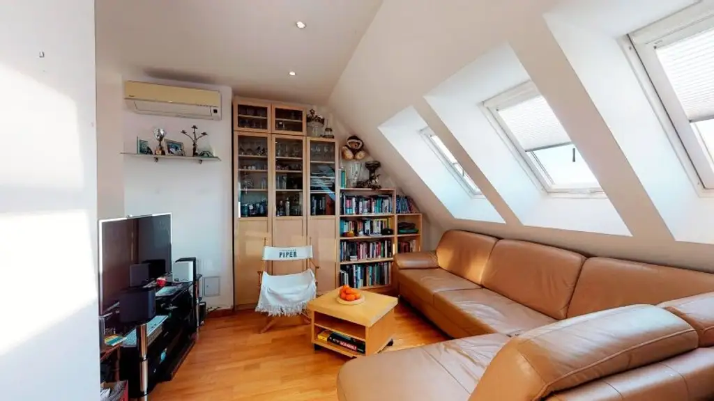 Auserlesene, klimatisierte Stadtwohnung mit Balkon und Dachterrasse mit fantastischem 360° Panorama-Blick über Wien