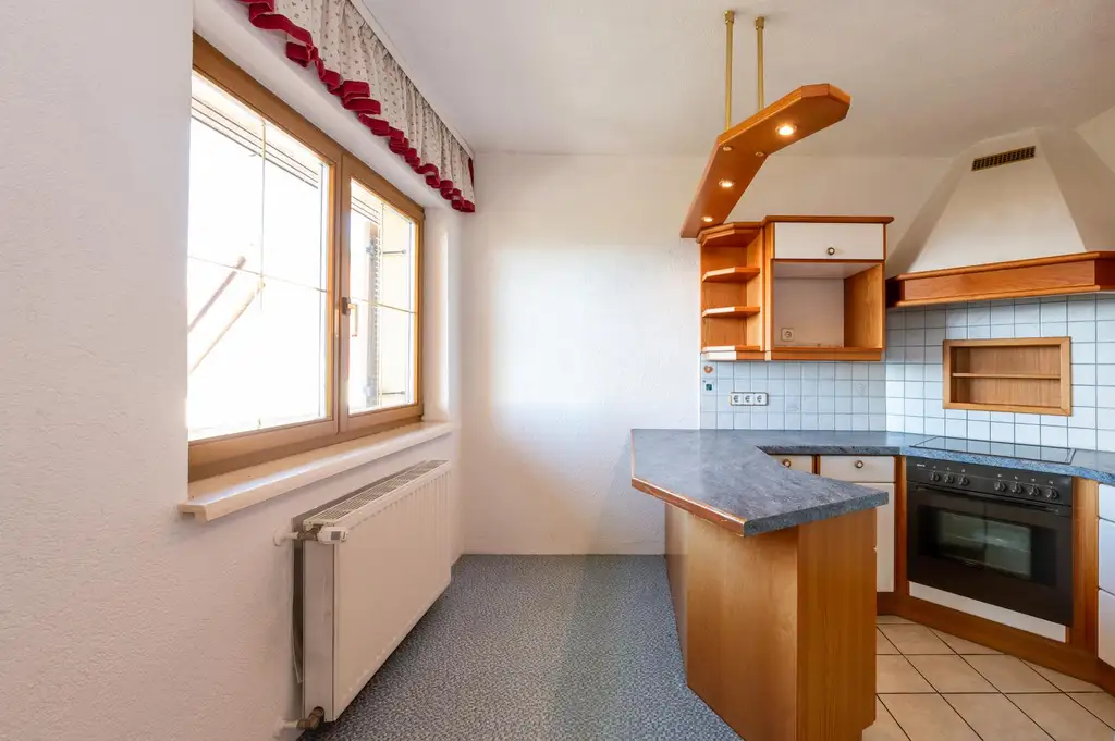 Einfamilienhaus mit Einliegerwohnung, Garage, Carports und Ausblick!