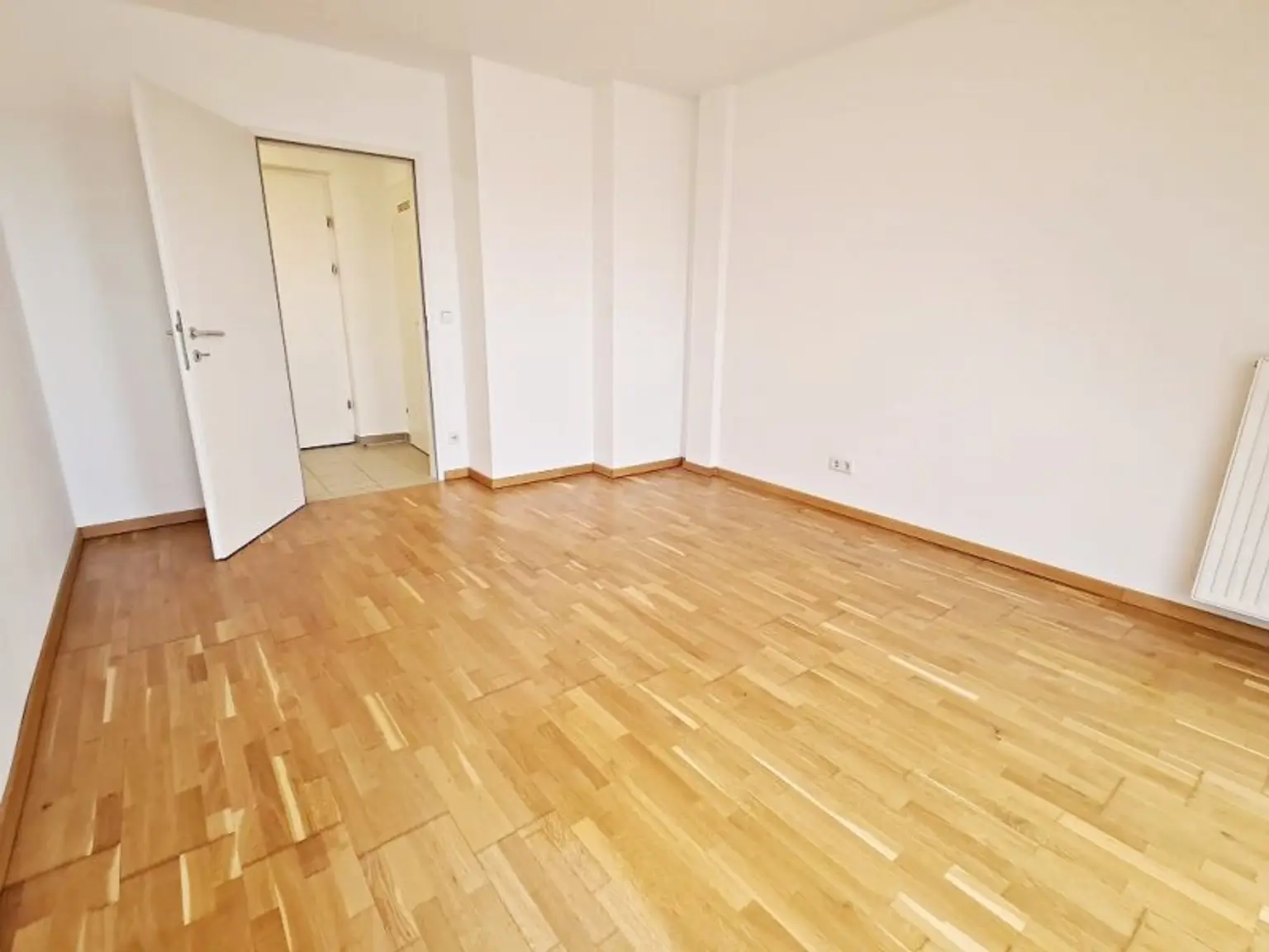 TERRASSENHIT, 61 m2 Dachgeschoß mit 48 m2 Terrasse, Wohnküche, 1 Zimmer, Wannenbad, Parketten, Fernblick, Holbeingasse