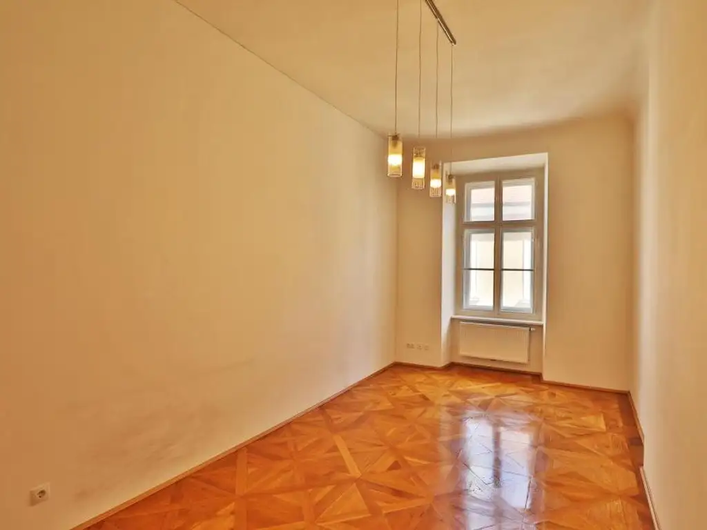 Große, wunderschöne Altbau-Wohnung mit 8 Räumen sucht einen neuen Eigentümer
