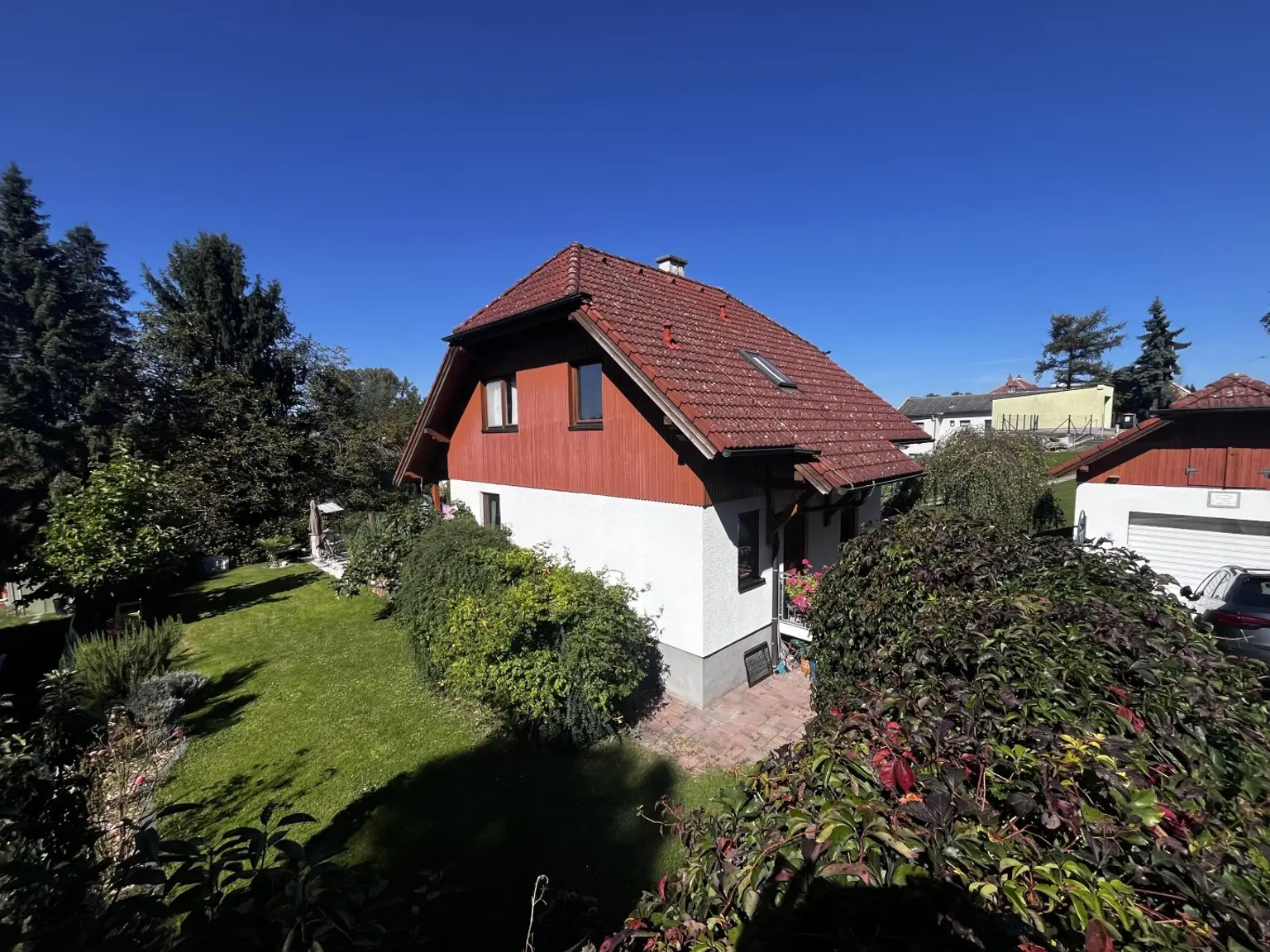 "Solides Haus mit Garten und Pool"