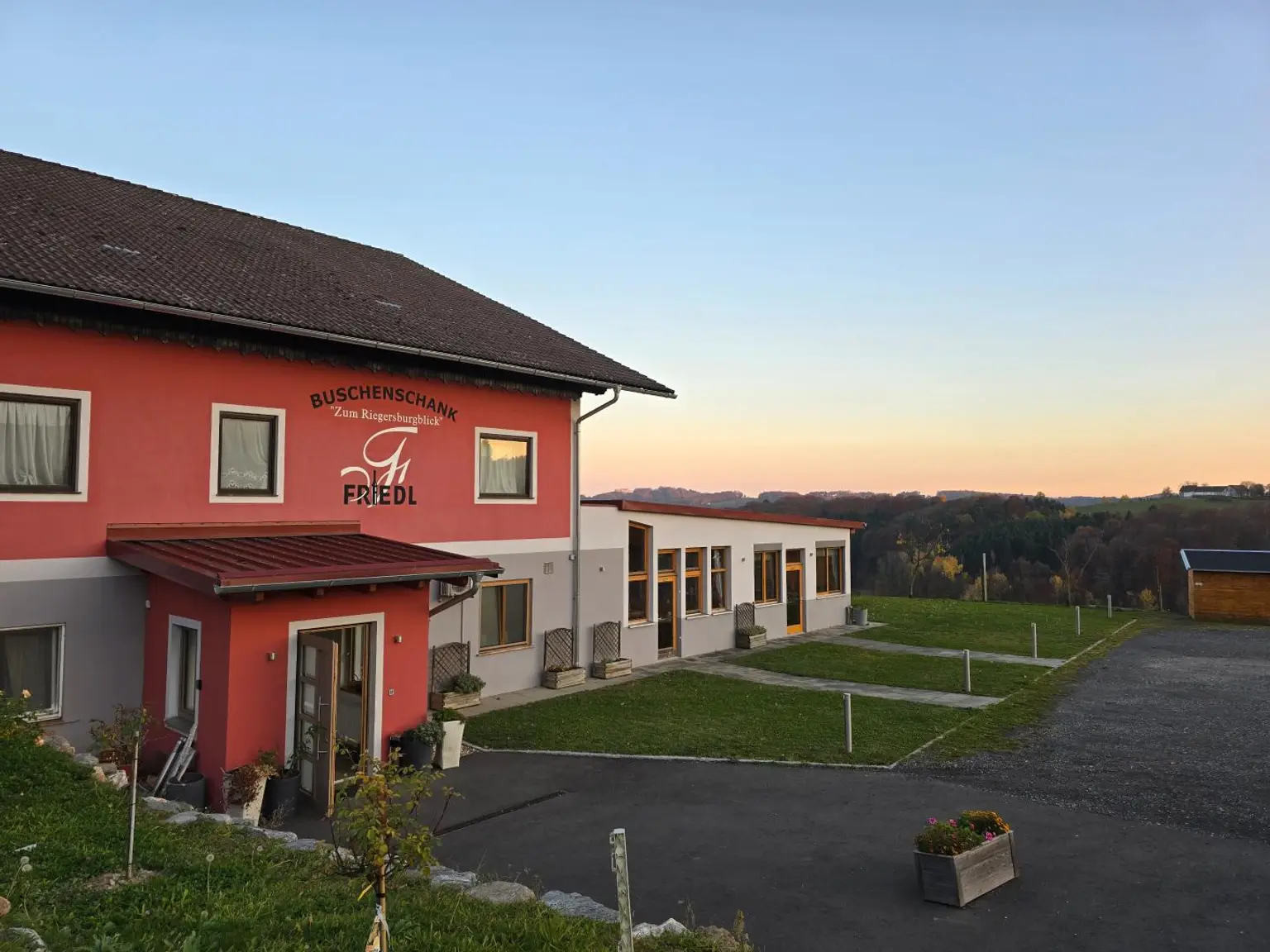 Großes Haus für Visionäre in Aussichtslage (Buschenschank, Weingärten)