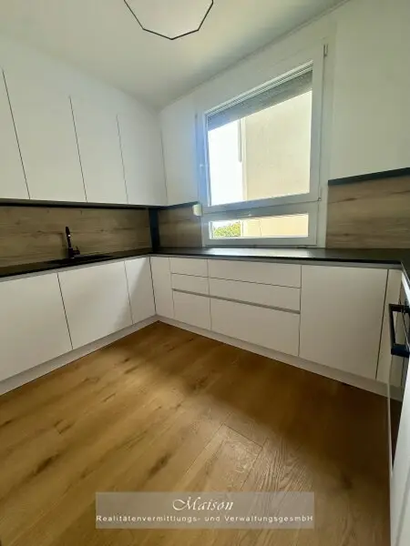 DIREKT AM KURPARK BAD VÖSLAU - SONNIGES FAMILIENEIGENTUM MIT LOGGIA IN TOPZUSTAND
