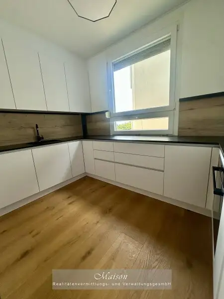 DIREKT AM KURPARK BAD VÖSLAU - SONNIGES FAMILIENEIGENTUM MIT LOGGIA IN TOPZUSTAND
