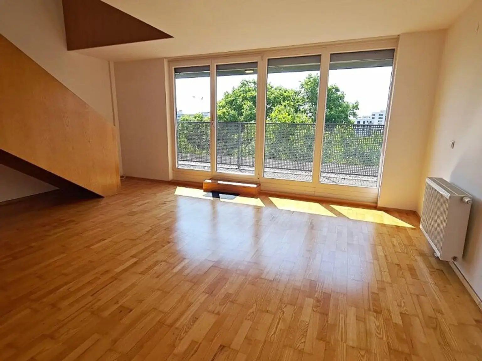 INNSTRASSE, FERNBLICK, unbefristete 97 m2 Dachgeschoß-Maisonette mit Loggia, 2 Zimmer, Komplettküche, Wannenbad, Parketten, gefördert