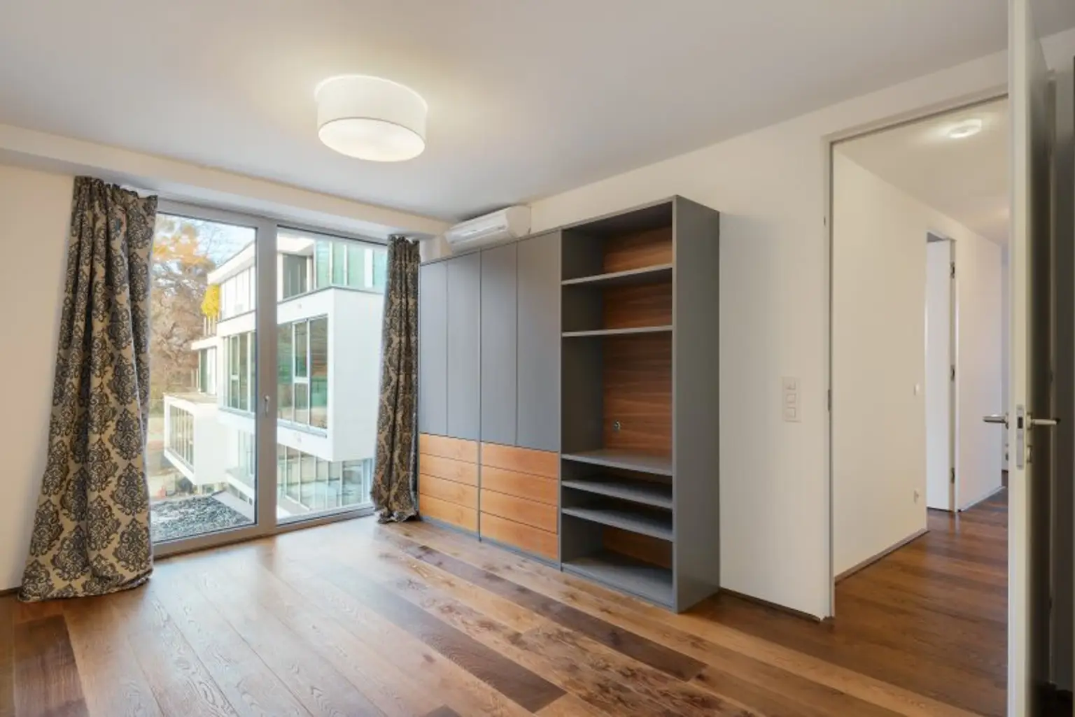 Schlafzimmer 1 mit angeschlossenem Bad und Schrankraum