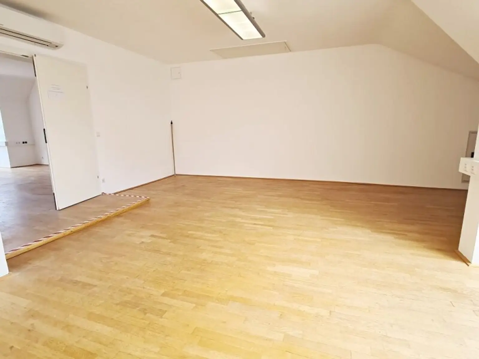 ZIEGLERGASSE bei FUZO Mariahilfer Straße, 141 m2 Bürofäche, 3 Zimmer, Serverraum, Küche, Klimaanlagen, Dachgeschoß