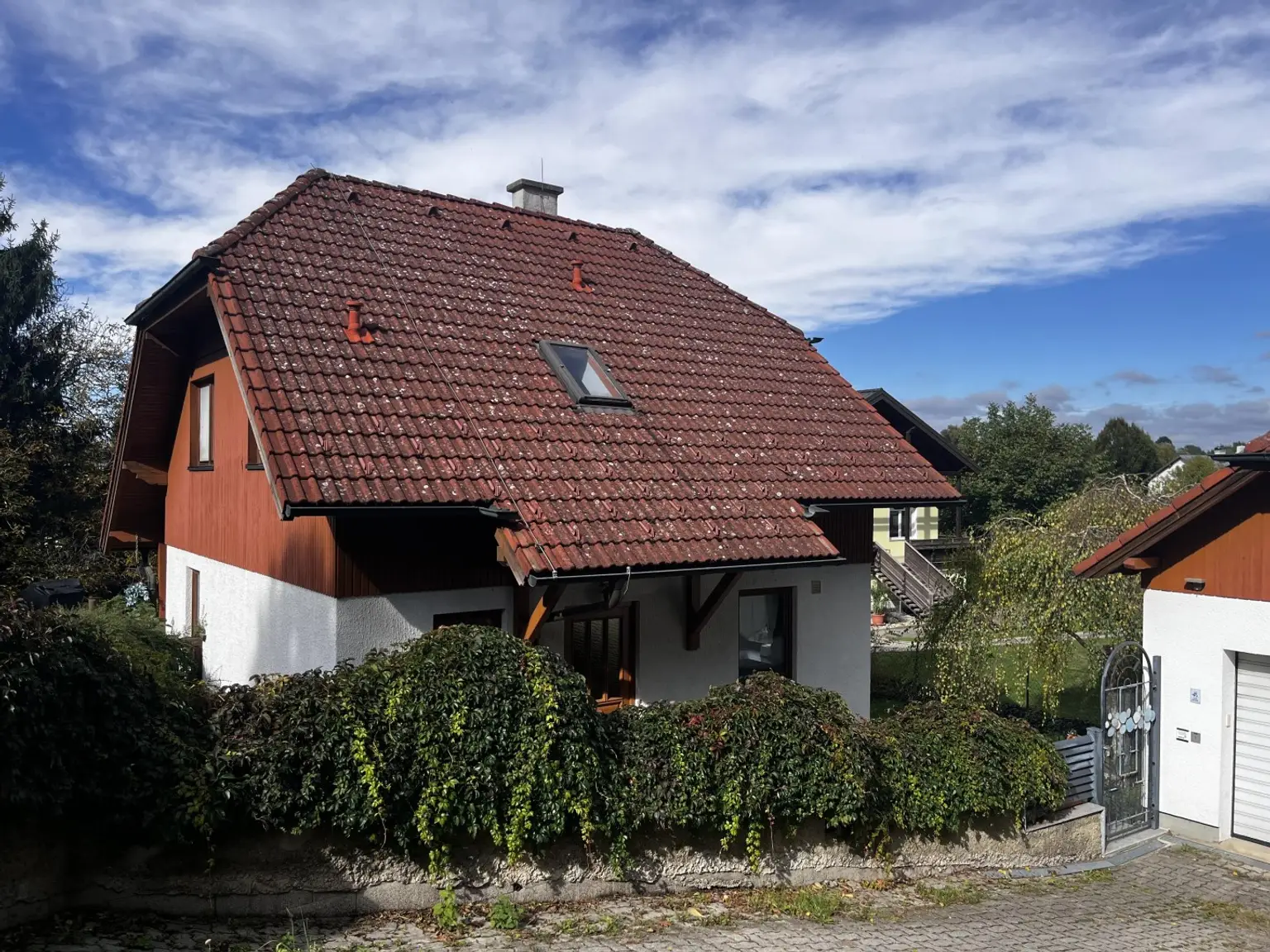 "Solides Haus mit Garten und Pool"