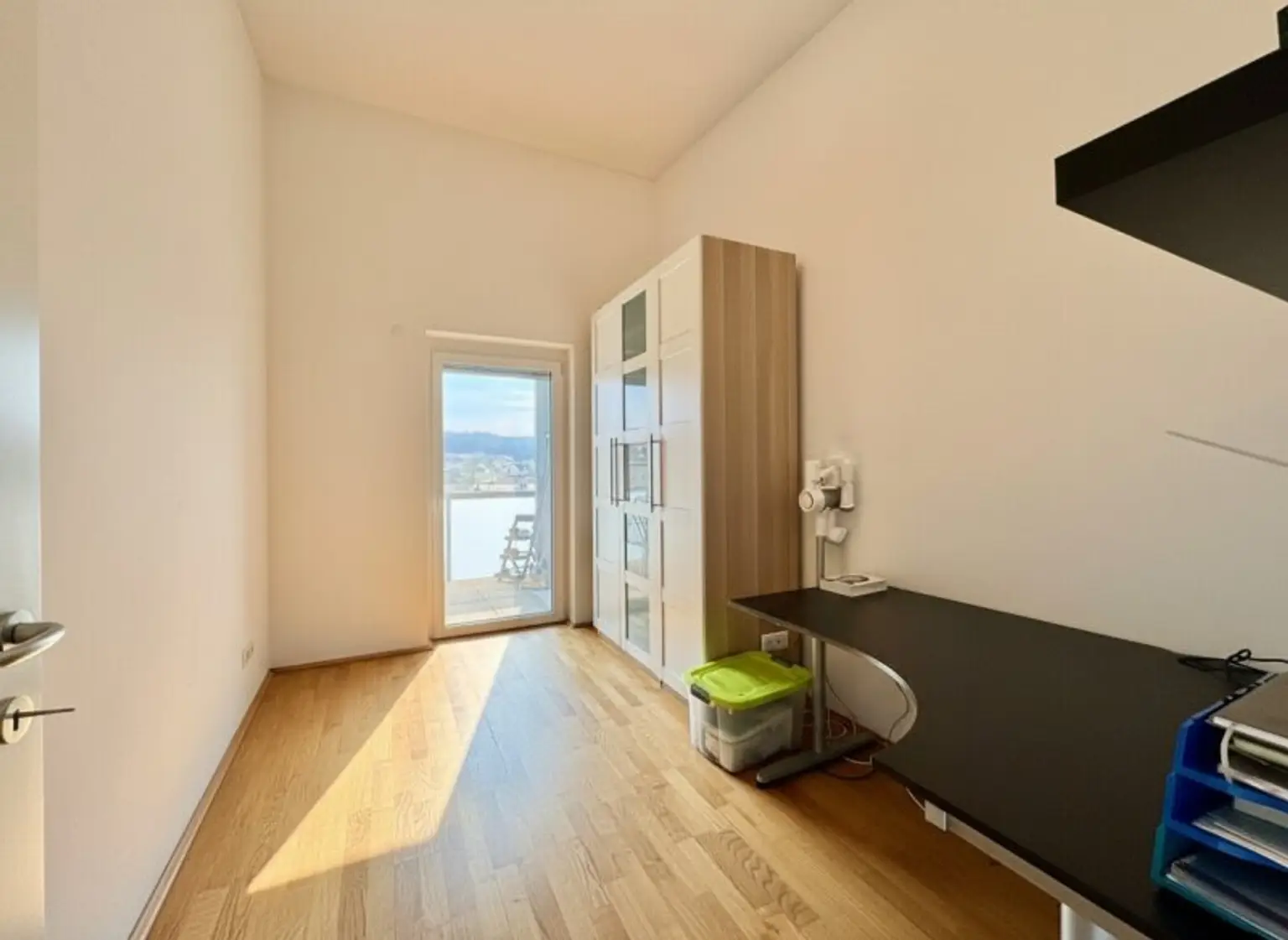 Schlafzimmer mit Ausgang zur Loggia