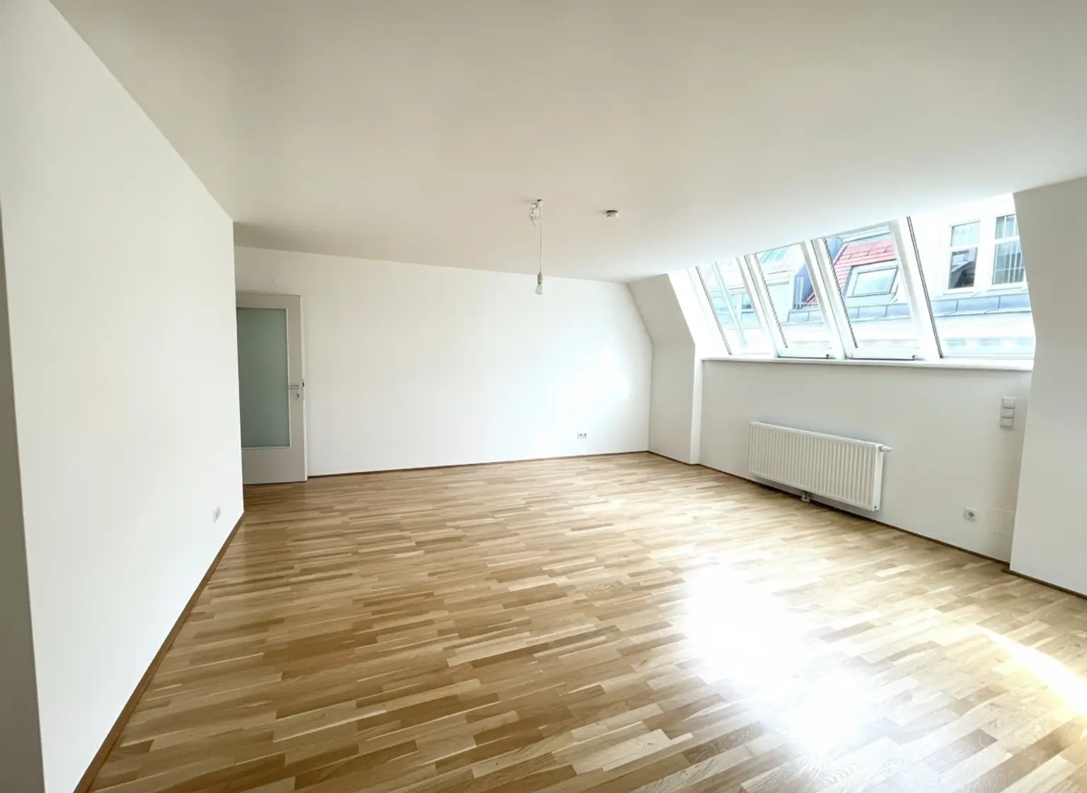 UNBEFRISTET: Top-Lage beim Stephansplatz: Moderne, klimatisierte Dachgeschoßwohnung im stilvollen Haus / Prime location near Stephansplatz: a modern, air-conditioned penthouse flat in a stylish building