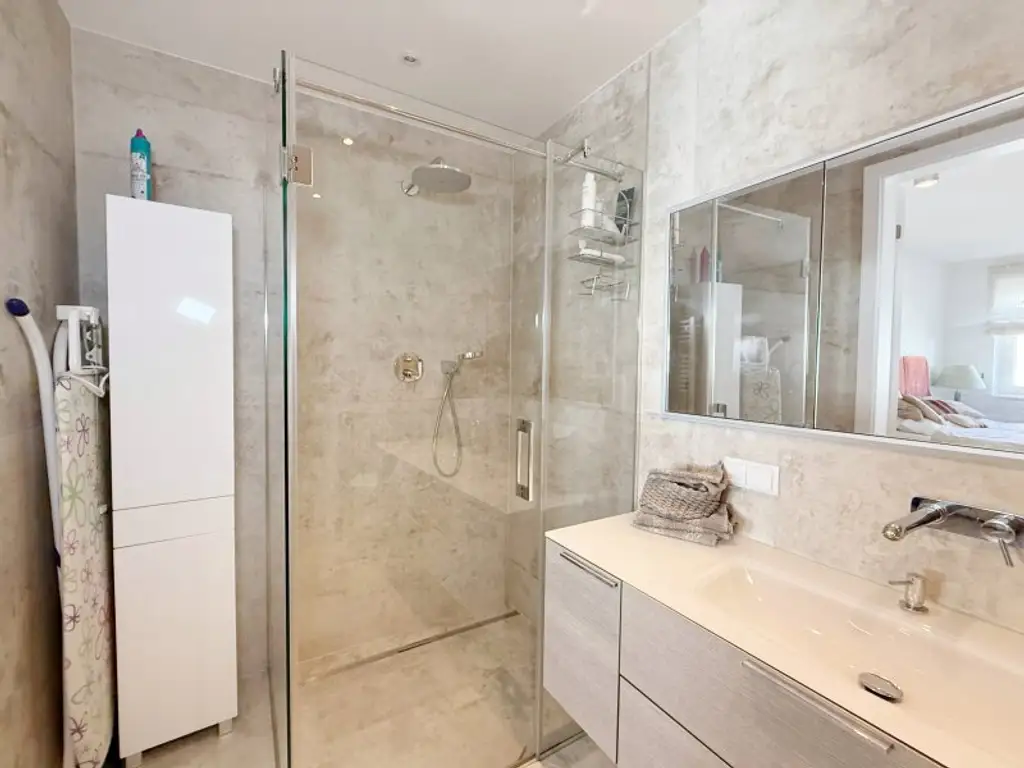 Helle 4-Zimmer-Wohnung, Balkon, 2,75 m Deckenhöhe, Stellplatz optional