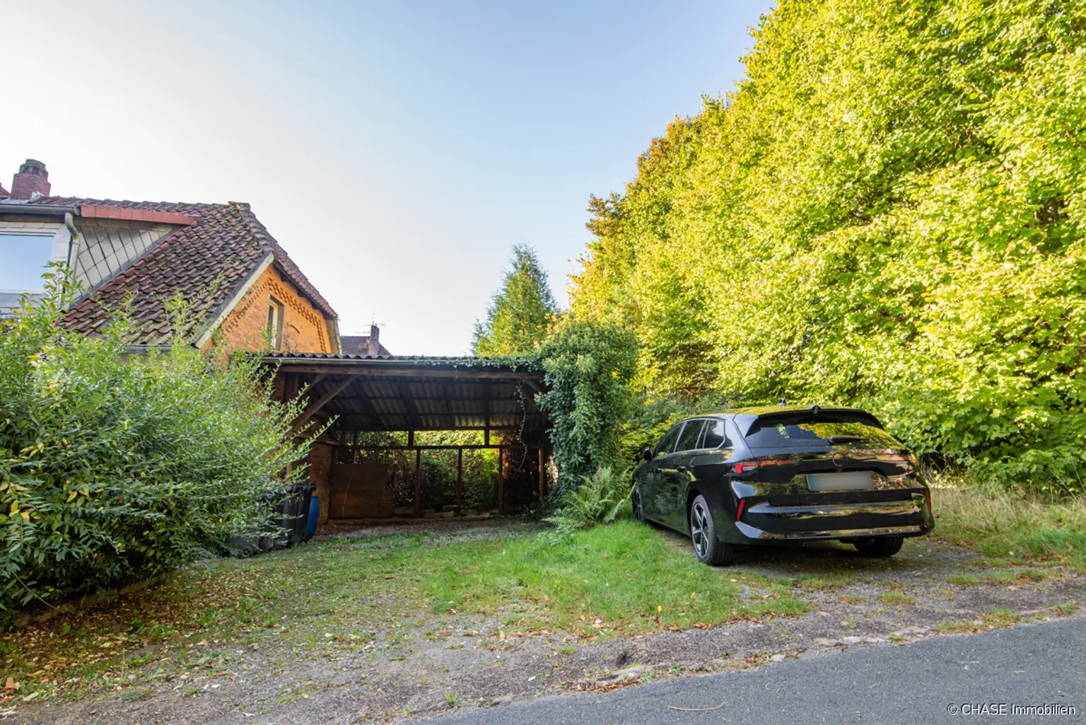 Hausfront, Wohnstraßenseitig 4 - Carport, mögliche Zufahrt Baugrundstück