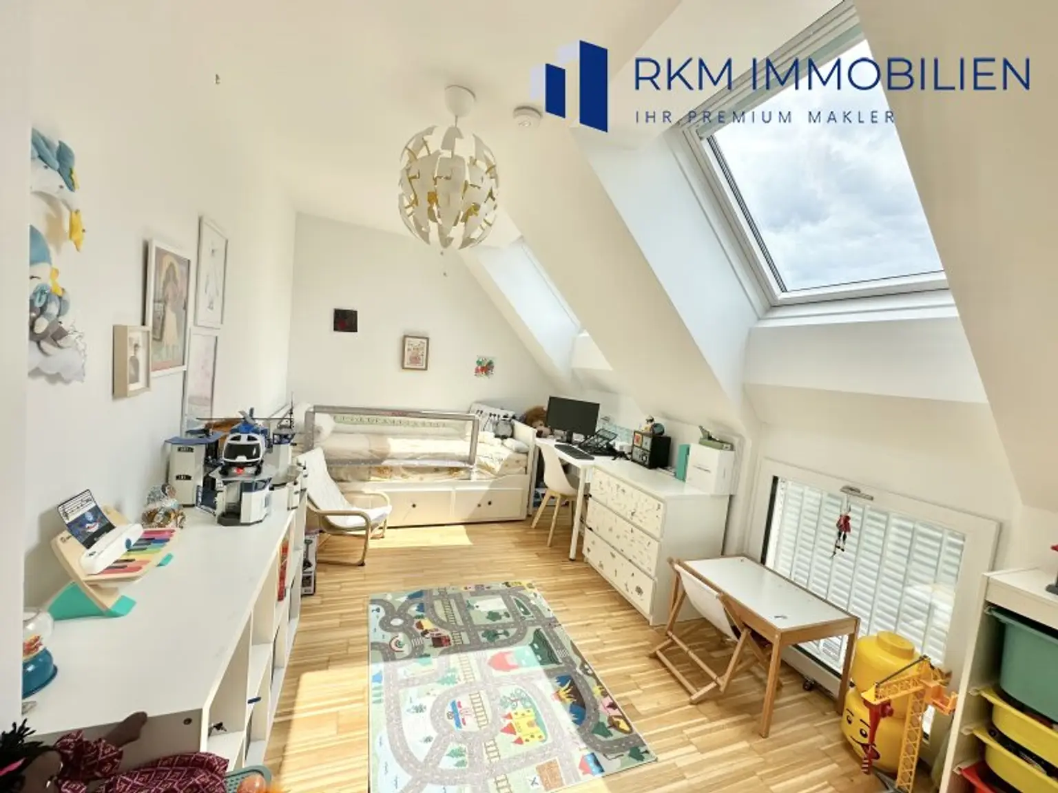 Neuwertige Dachgeschoßwohnung mit Balkon in 1130 Wien – Ihr neues Zuhause!