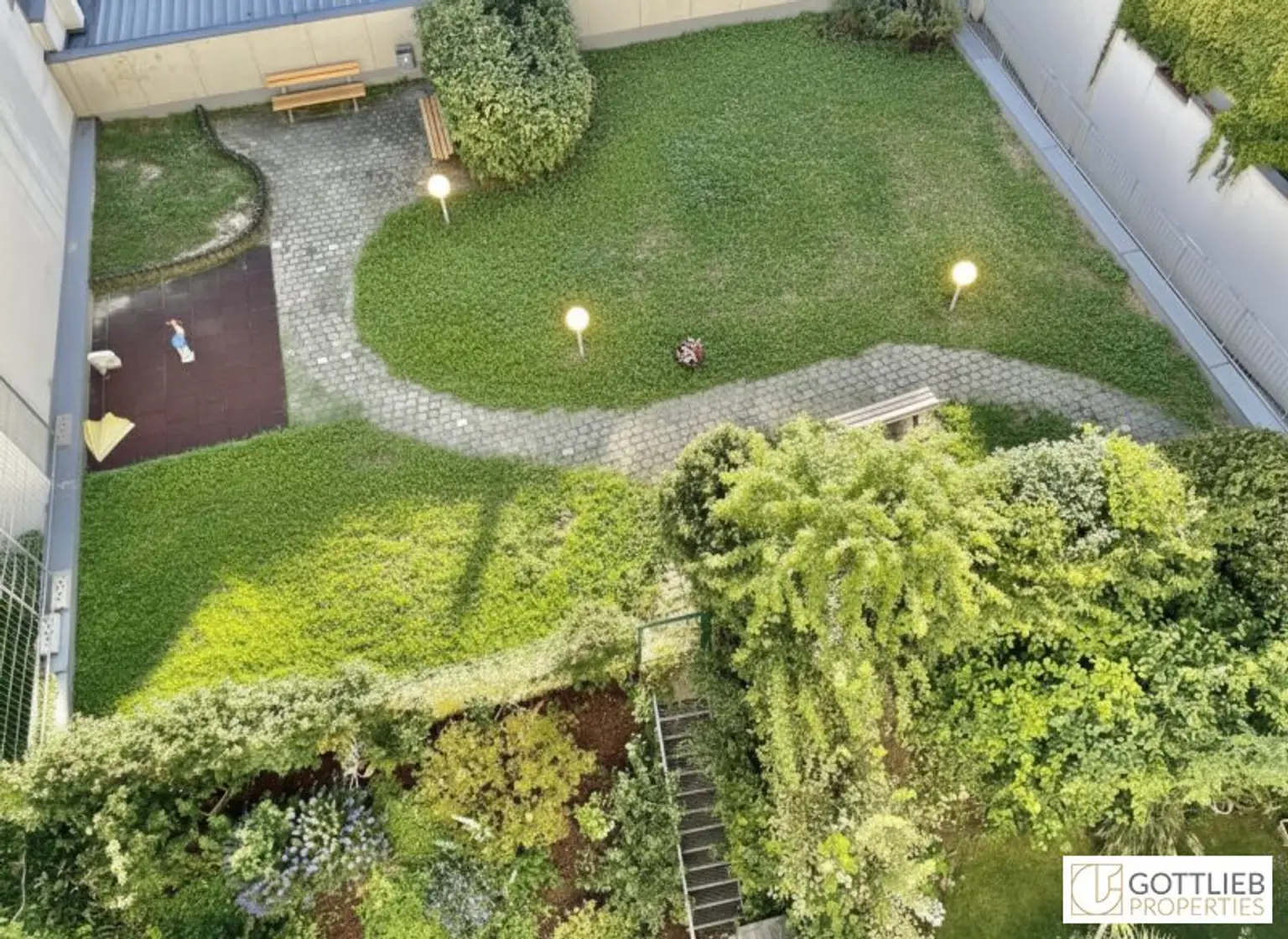 Grünruhelage nahe Arenbergpark! Teilmöblierte 2-Zimmer-Wohnung mit Loggia in Stockwerkslage