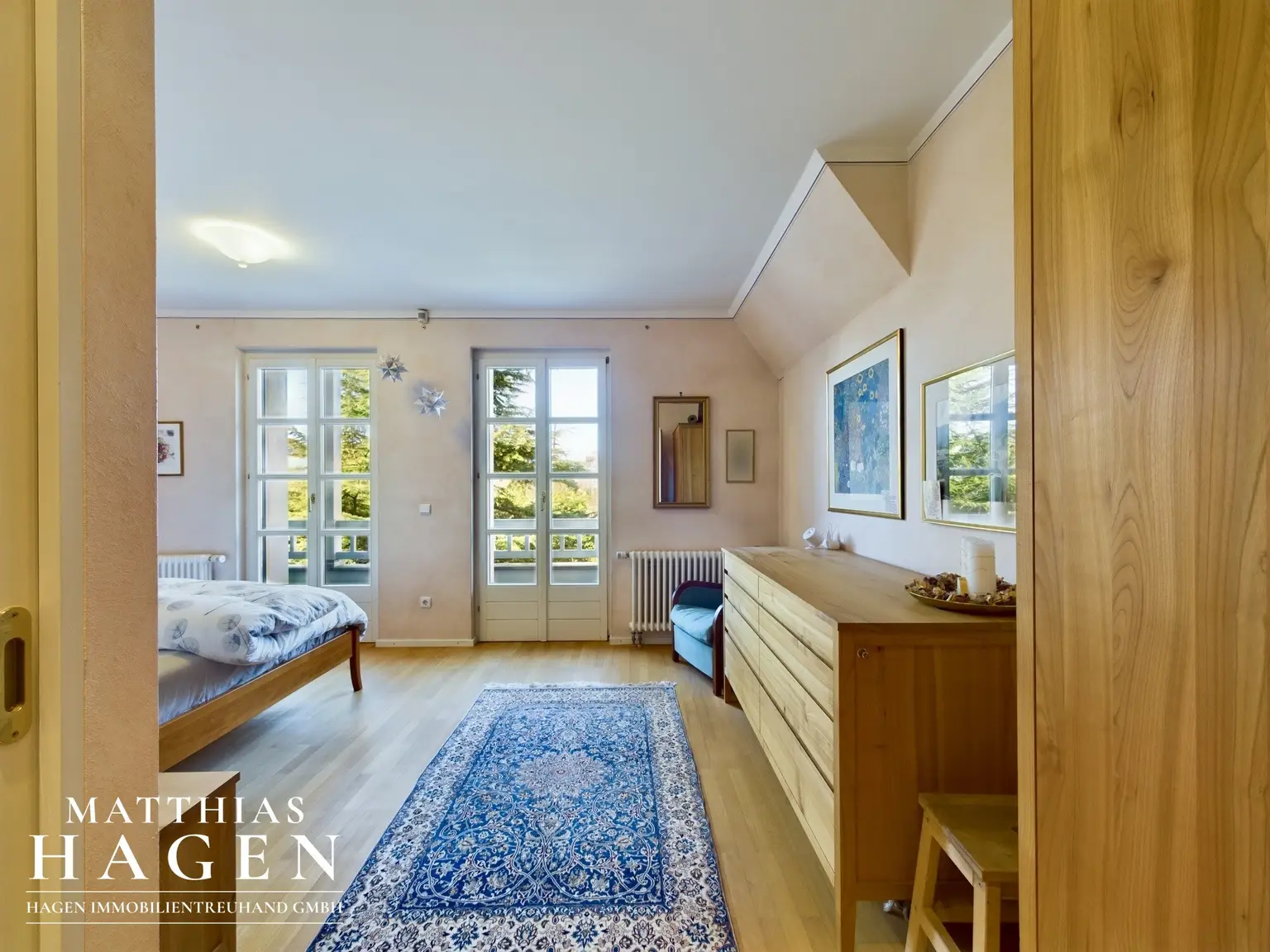 Großzügige Villa mit beeindruckendem Grundstück und Pool