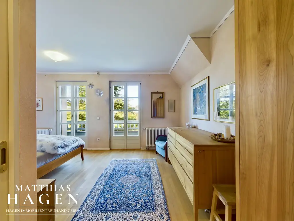 Großzügige Villa mit beeindruckendem Grundstück und Pool