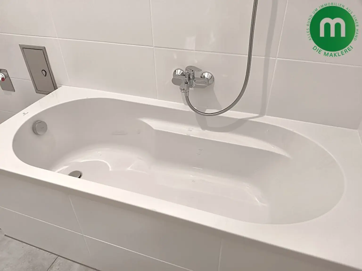 Badewanne mit Dusche